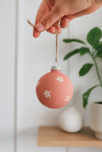 Load image into Gallery viewer, Set of 3 daisy ornaments || new

